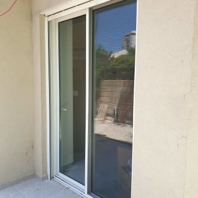 דלת הזזה מאלומיניום עם מסגרת לבנה