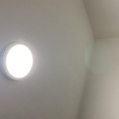 תאורה עגולה מותקנת על תקרה לבנה