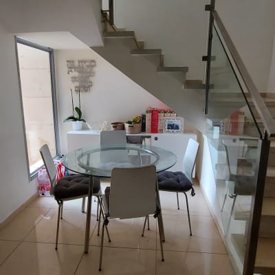 פינת אוכל עם שולחן זכוכית וכיסאות לבנים