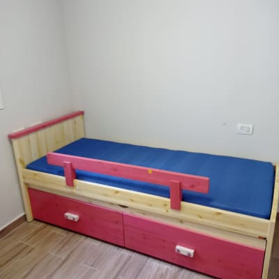 מיטה עם מזרן כחול ומגירות אחסון תחתונות