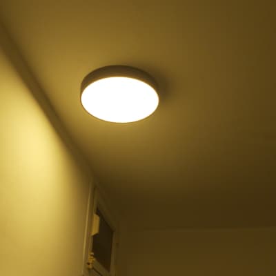 מנורה עגולה דולקת על תקרה