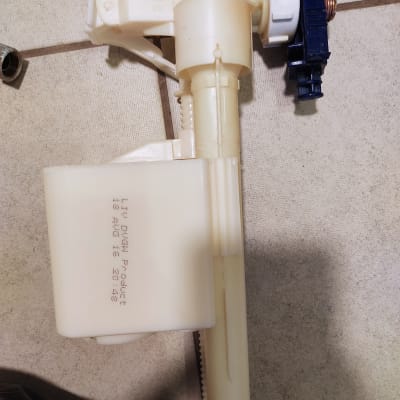 שסתום פלסטיק לבן עם חיבורי מתכת