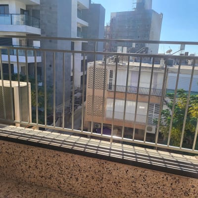 מעקה מתכת במרפסת עם נוף לבניינים