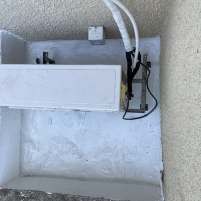 קופסת חשמל מותקנת על גג עם צינורות וחוטים
