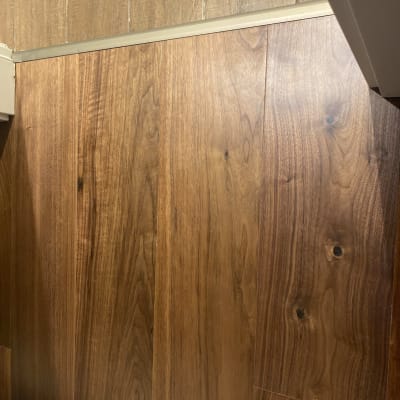 פרקט עץ חום עם טקסטורה טבעית וקשרים