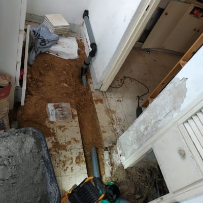 צינורות פלסטיק מותקנים ברצפה עם אדמה וחול.