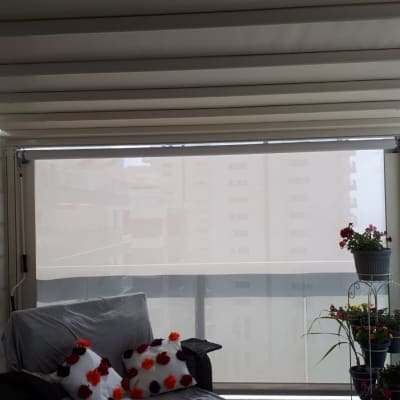 סוכך בד לבן מותקן בתקרה עם מסך גלילה