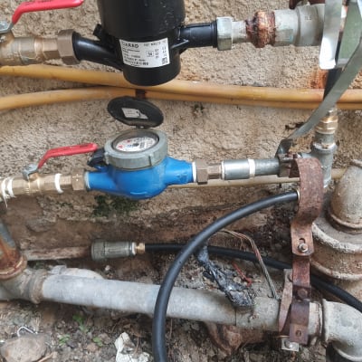 מד מים כחול עם ברזים וצינורות