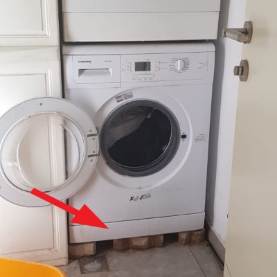 מכונת כביסה ומייבש כביסה מוערמים זה על זה