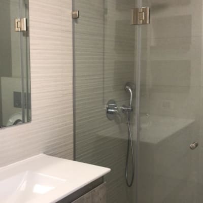 מקלחון זכוכית עם ברז ניקל וכיור לבן