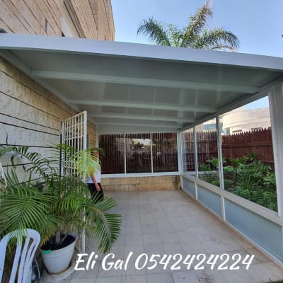 סככת אלומיניום בחצר עם קירות זכוכית