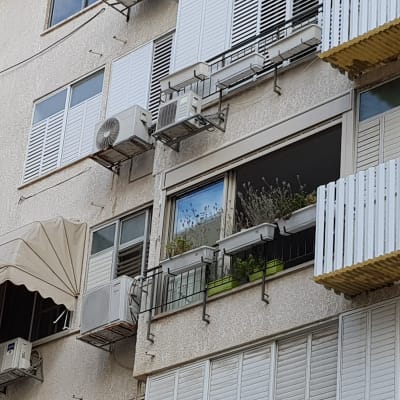 חלונות בבניין 