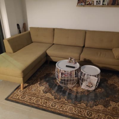 ספה פינתית חומה על שטיח מעוצב