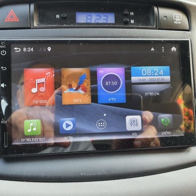 מסך מערכת מולטימדיה ברכב עם אפליקציות שונות