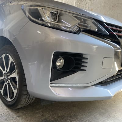 חזית רכב עם פנס קדמי ופגוש כסוף