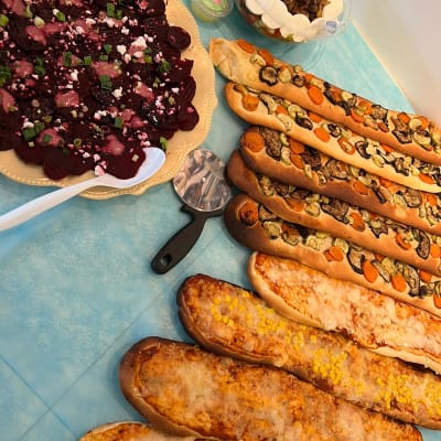 מגוון מאפים עם ירקות וגבינה על שולחן