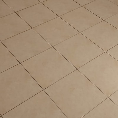 רצפה נקייה עם אריחים בהירים