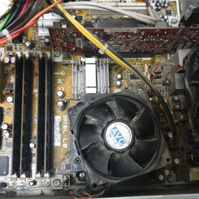 לוח אם עם מאוורר, כבלים וכרטיס גרפי