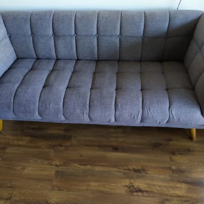 ספה אפורה על רצפת עץ