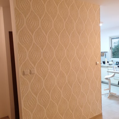 קיר עם טפט דוגמת עלים בצבע בז