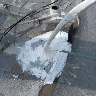 איטום גג עם חומר לבן ומברשת