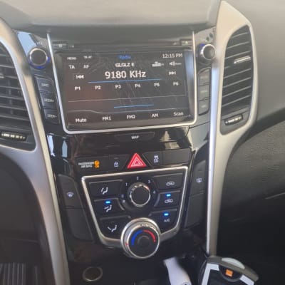 מערכת מולטימדיה לרכב עם מסך רדיו ושלט