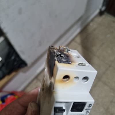 מפסק חשמלי שרוף עם סימני נזק