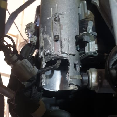 חלק מתכת עם חוטים ומחברים במערכת רכב