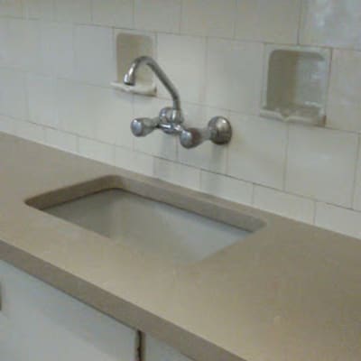 שיש מטבח עם כיור וברז מותקן