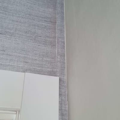 טפט אפור על קיר ליד דלת לבנה