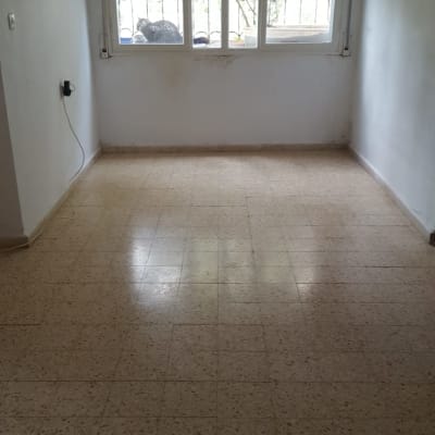 רצפה נקייה בחדר ריק עם חלון