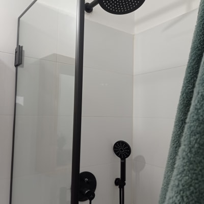 ראש מקלחת שחור עם ידית מקלחת