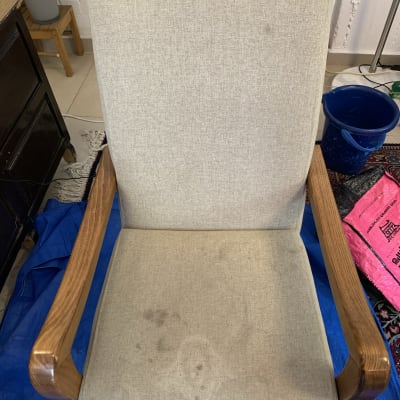 כיסא עם כתמים על ריפוד בד בהיר