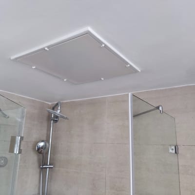 תקרה צבועה בלבן עם פאנל מרובע