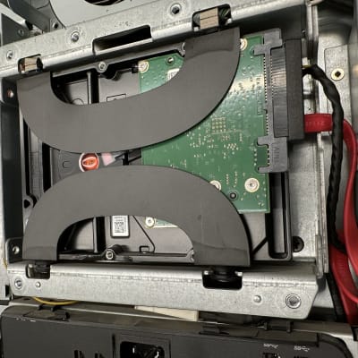 כונן קשיח פנימי עם חיבורי כבלים במחשב