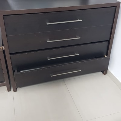 שידה עם מגירה פתוחה חלקית