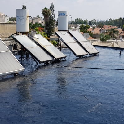 גג אטום בזפת עם דודי שמש