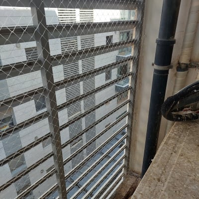 רשת מתכת מותקנת למניעת כניסת יונים