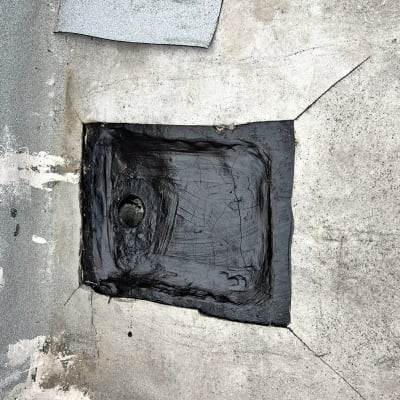 איטום חור בקיר עם חומר שחור