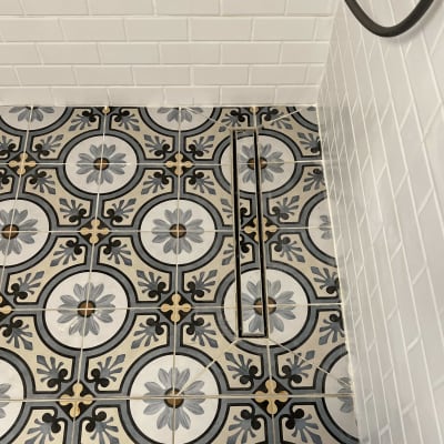 אריחי קרמיקה מעוצבים על רצפה וקיר לבן