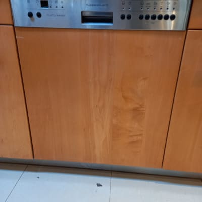 מדיח כלים עם לוח בקרה וכפתורים