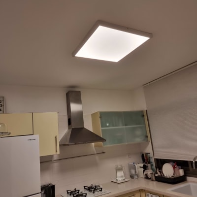 תאורת תקרה מרובעת מוארת במטבח מודרני