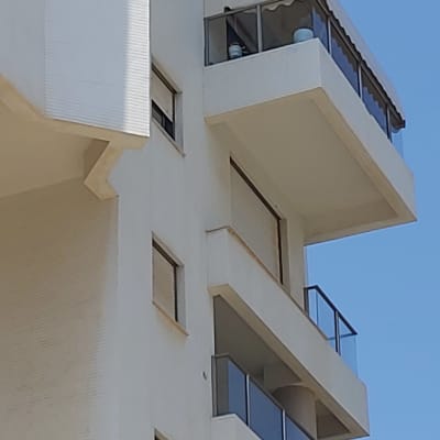 מרפסות עם סוככים לבנים על בניין גבוה