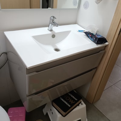 כיור אמבטיה עם ברז, מגבונים על השיש