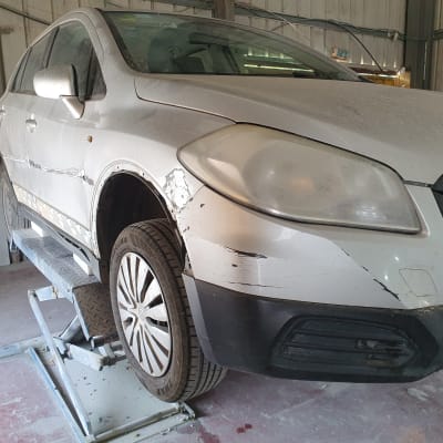 רכב על מעלית עם שריטות ונזק לפגוש