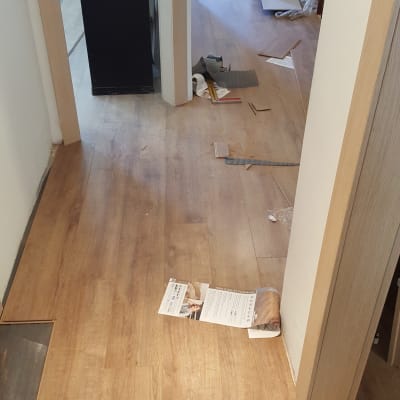 התקנת פרקט עץ במסדרון עם כלים וחומרים