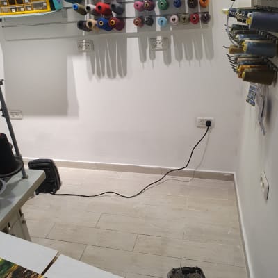 כלי עבודה ושפכטל על שולחן, דלי עם חומר בנייה על הרצפה