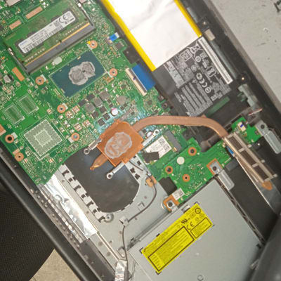 לוח אם של מחשב נייד עם רכיבים חשמליים