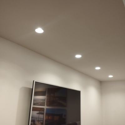 תאורת תקרה שקועה עם ארבעה פנסים דולקים