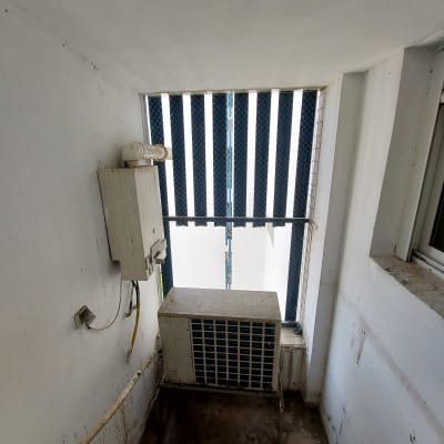 יחידת מיזוג אוויר עם רשת למניעת יונים